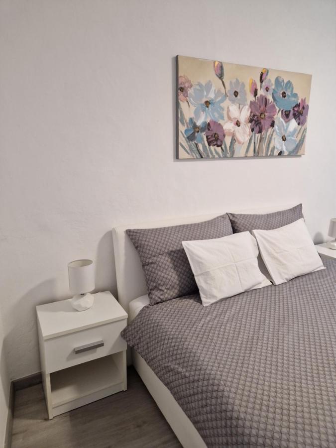 Apartment And Room Marija Veglia Exterior foto